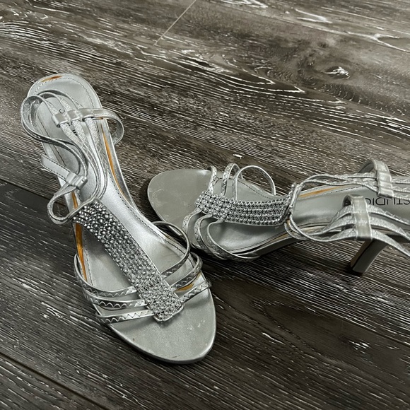Silver shoes size 8, for an occasion, wedding, prom, graduation - Picture 4 of 7